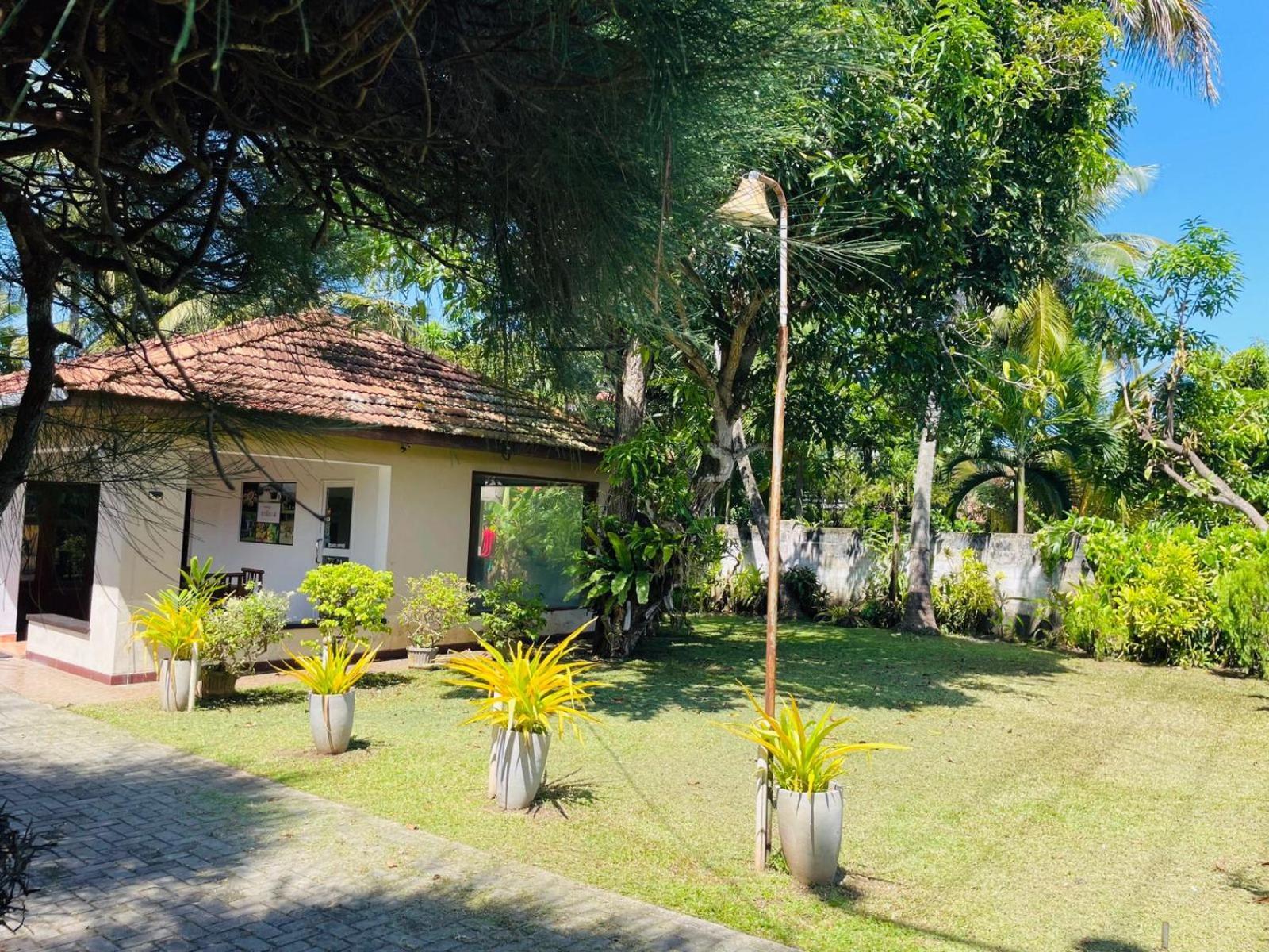 Hotel The Beez Negombo Exterior foto