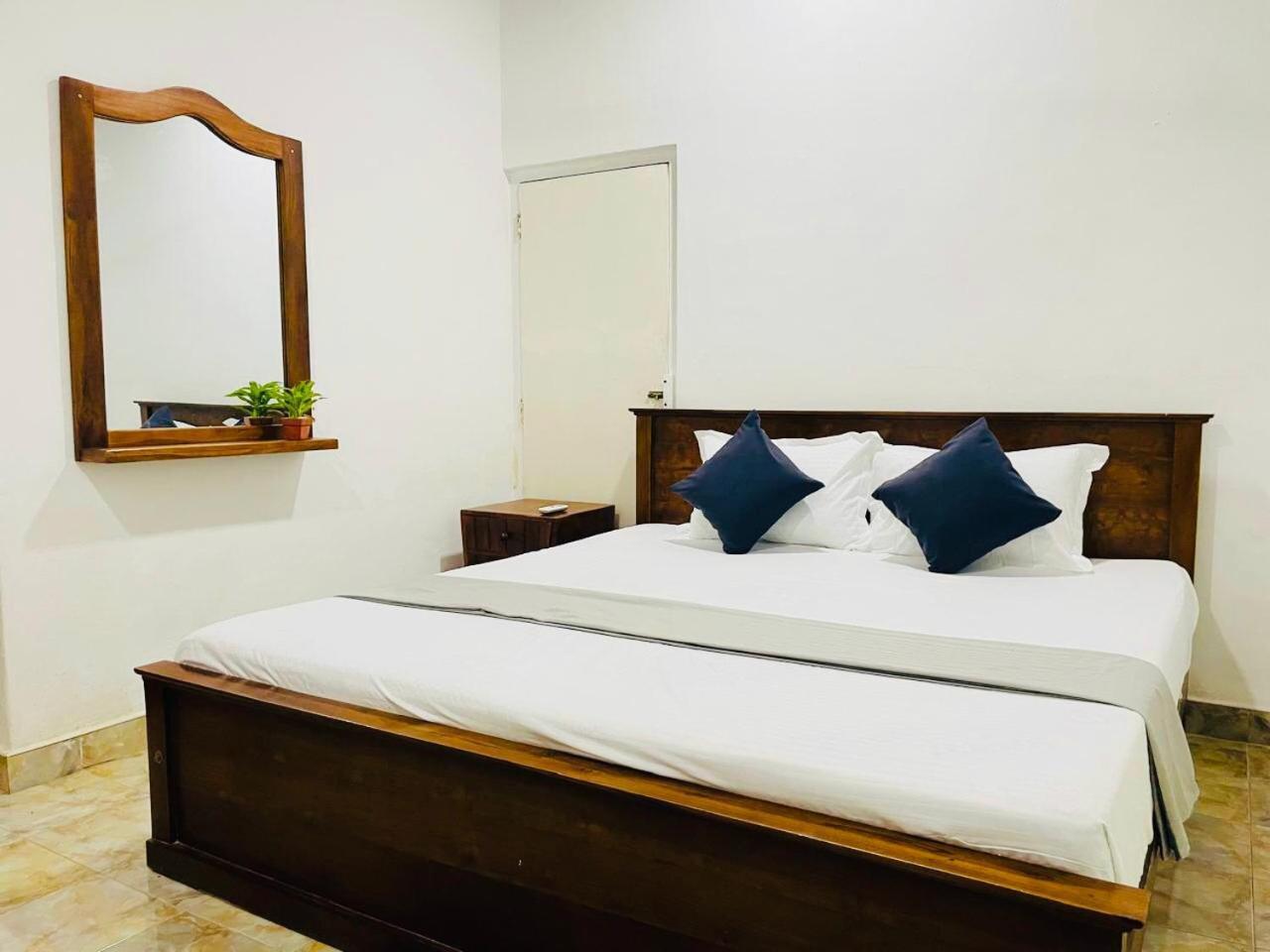 Hotel The Beez Negombo Exterior foto